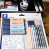 Combo Sketchbook Copta Encanto Noturno 90g + Kit Staedtler
